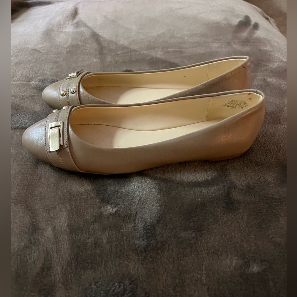 Nine West tan leather ballet flats size 5 1/2 women’s with gold tone buckles.